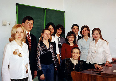 В.В.Базарнова с учениками. 2004 г.