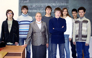 И.С. Лопатина со студентами струнного отделения