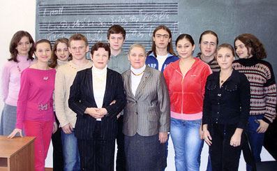 И.С. Лопатина со студентами дирижерско-хорового отделения