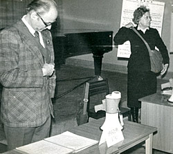 А.И.Лагутин и Л.Л.Артынова на занятиях по гражданской обороне. Надпись возле мегафона: Начальник штаба.